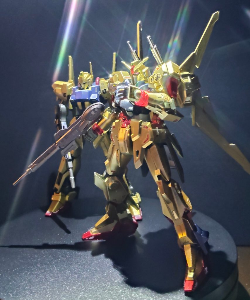 6.&nbsp;&nbsp;&nbsp;&nbsp;＜耐ビーム・コーティングの継承＞　百式からクワトロ機のパーソナルカラーとなった「金色のエマルジョン塗装（耐ビーム・コーティング）」を全面に施し、高い防御力と戦場での圧倒的な存在感を両立。