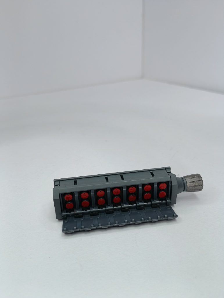 左肩のはミサイルポッドとしてでなく、それ自体が大型のミサイルとなっています。発射時にはデンドロビウムのミサイルコンテナのように周囲にホーミングミサイルをまき散らすイメージです。
