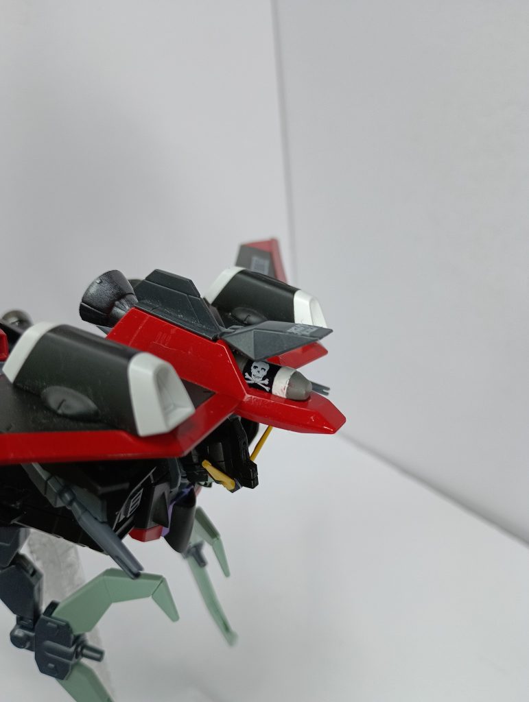 「今週の山場～～ァっ！……ポチっとな♪」ミサイルが出るように改造。ニュートロンジャマ―キャンセラー搭載のやつです。昭和風にドクロのデカールを貼り付けてみました(zaku-kao2)個人的には撃ってもメカデザイナー繋がりで最終的に自分自身に当たりそうだな…と思ってたりしますW