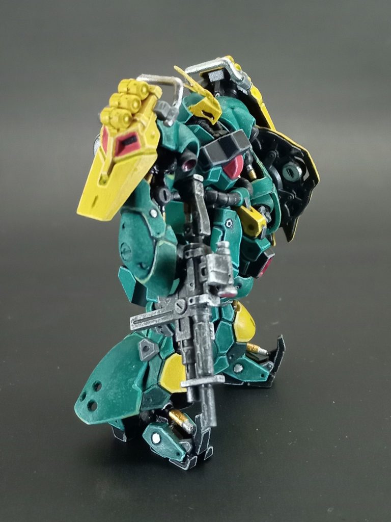 腕と脚は先にフレームを塗装して外装を合わせめ消ししてからさらに塗装