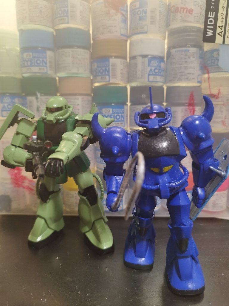 前回投稿したザクと(zaku-kao5)グフは旧キットの中でもプロポーションが良く、最近のキットでもシンプルなものであれば、隣に飾ることができます(zaku-kao2)最後までご覧頂きありがとう御座いました！