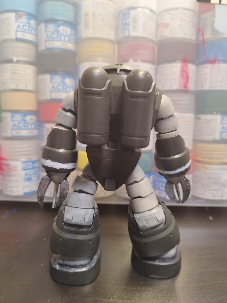 後ろから（ 配色たぶんミスってる(zaku-kao4)）。塗装はスポンジで行っています。また、ガタガタですが白い線は筆で描いています。