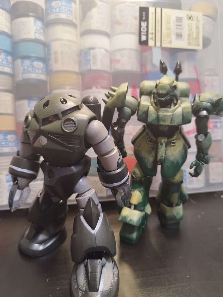 我が家の渋い奴らで。関節がゆるゆるなので、ポーズが上手く決まりません(zaku-kao9)モノアイは光を通すので、いつか電飾してみたいです。近藤版ズゴックも作りたいなぁ…(zaku-kao8)最後までご覧頂きありがとうございます(zaku-kao5)
