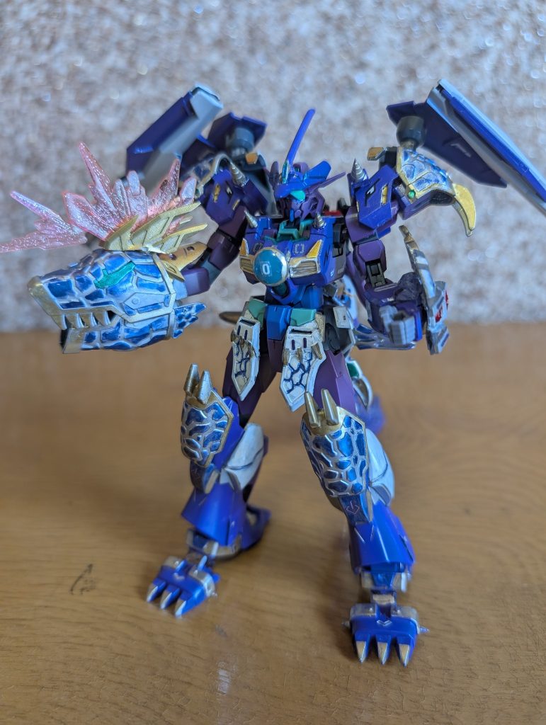 今回はコアガンダムIIに装着してみました。肩の形状のせいで肩アーマーは乗っかってるだけですが（苦笑）。恐竜ヘッドにトサカ生やした以外は間違い探しみたいな変化ですが、地味にマテリアルシール貼ってます