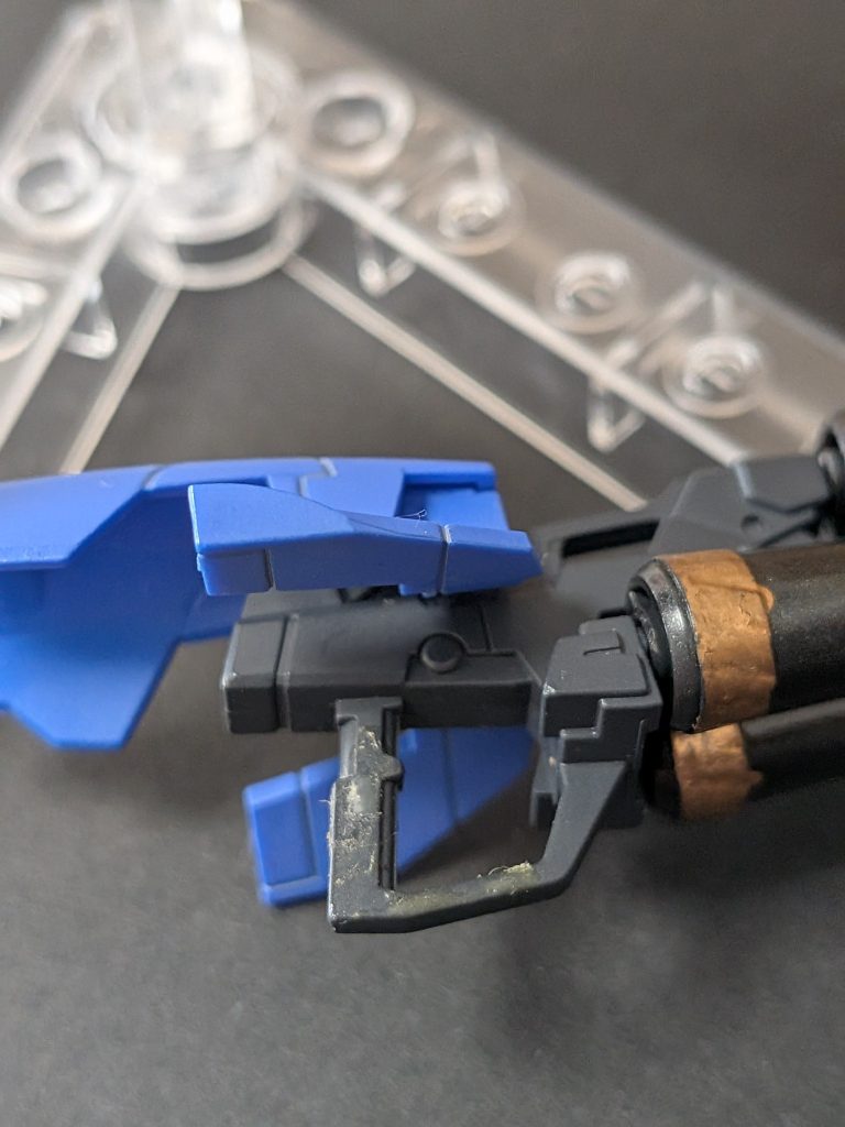 ウイングガンダムゼロの時もなんですが、ライフルの接続ダボは、塗装後に折れてしまいました。私の右手の保持が良く出来ないからですね（笑）機会みて補修予定です。
