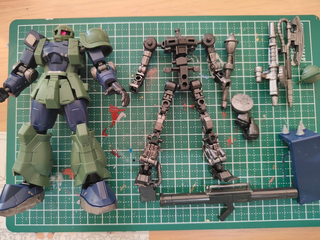 フレームの見える部分をガンメタ、旧ザク本体を簡単に墨入れ