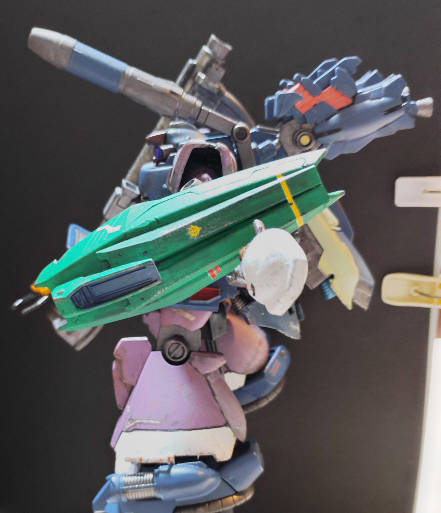 連邦のシールドを鹵獲して装備している設定です（こういうの好きだから追加した）