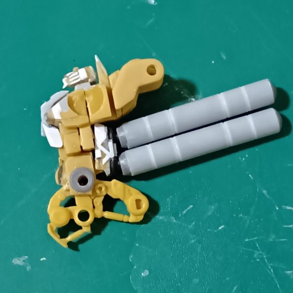 プロペラントタンクを自作パイプカッターでスジボリしてみましたが、位置合わせがムズカシイあと、周りが凹みます😅どうすればビシッと入るのかビルダーズパーツバーニアのボールジョイントで一応、可動式に小さいパーツを毎日見てたら、初めの頃より見えるようになって来た気が？アーティファクトは老眼改善に良い！？（1枚目）