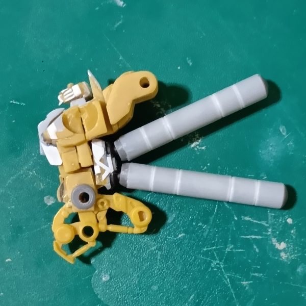 プロペラントタンクを自作パイプカッターでスジボリしてみましたが、位置合わせがムズカシイあと、周りが凹みます😅どうすればビシッと入るのかビルダーズパーツバーニアのボールジョイントで一応、可動式に小さいパーツを毎日見てたら、初めの頃より見えるようになって来た気が？アーティファクトは老眼改善に良い！？（2枚目）
