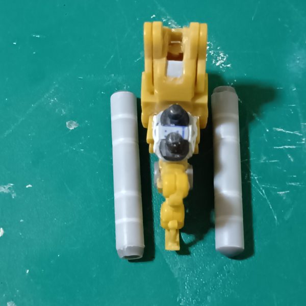 プロペラントタンクを自作パイプカッターでスジボリしてみましたが、位置合わせがムズカシイあと、周りが凹みます😅どうすればビシッと入るのかビルダーズパーツバーニアのボールジョイントで一応、可動式に小さいパーツを毎日見てたら、初めの頃より見えるようになって来た気が？アーティファクトは老眼改善に良い！？（3枚目）