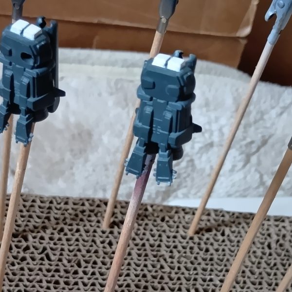 アーティファクトって、どう塗るのが正解なんでしょう筆でただベタ塗りしたら、汚い、つや消しすればよくなるのか？少しホワイトのフィルタリキッド掛けたけど、写真では全くわかりません、色々やるとどんどん汚くなっていく😅※どこにも入れてなかったから、塗る前写真追加（2枚目）
