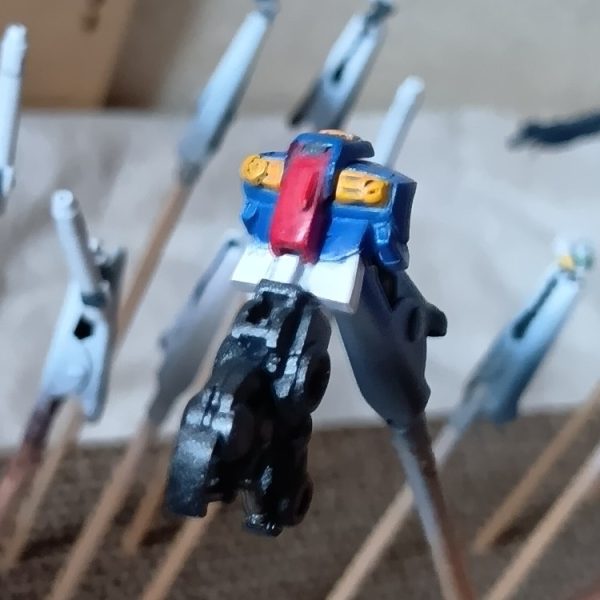 アーティファクトって、どう塗るのが正解なんでしょう筆でただベタ塗りしたら、汚い、つや消しすればよくなるのか？少しホワイトのフィルタリキッド掛けたけど、写真では全くわかりません、色々やるとどんどん汚くなっていく😅※どこにも入れてなかったから、塗る前写真追加（1枚目）