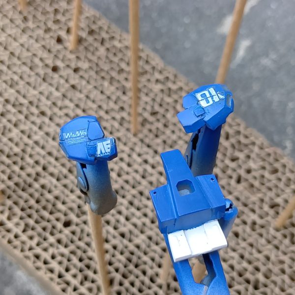 塗装を切り上げ、艶消しにかけてみた水性プレミアムUVカット艶消しをかけたところ、やはり塗装のマズさは帳消しにならず、むしろ、ハゲたところが際立つようなデカールもガンダムデカールを切り刻んだりして貼りましたが、アーティファクトに貼ってる皆さんはどーやってるんですか？むかーし昔の電ホビ付録のテトロンシールを両肩に貼ってみた、HJからこの月だけ浮気したあの日、今年実家で発掘したあの日、全てはこの時のために、天佑とはこのことか交流会まで2週間？他のを作ろうと思っていましたが、間に合わないからコレを持って行くと思います（ネタバレ？）（2枚目）