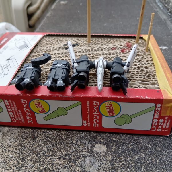 蛍光クリアーを初めて塗ってみた何か塗る前から透明じゃなく青っぽい？筆塗りなのでムラだらけ、でも光ればいい！光ってるだけで、カッコいい！オチなし（2枚目）