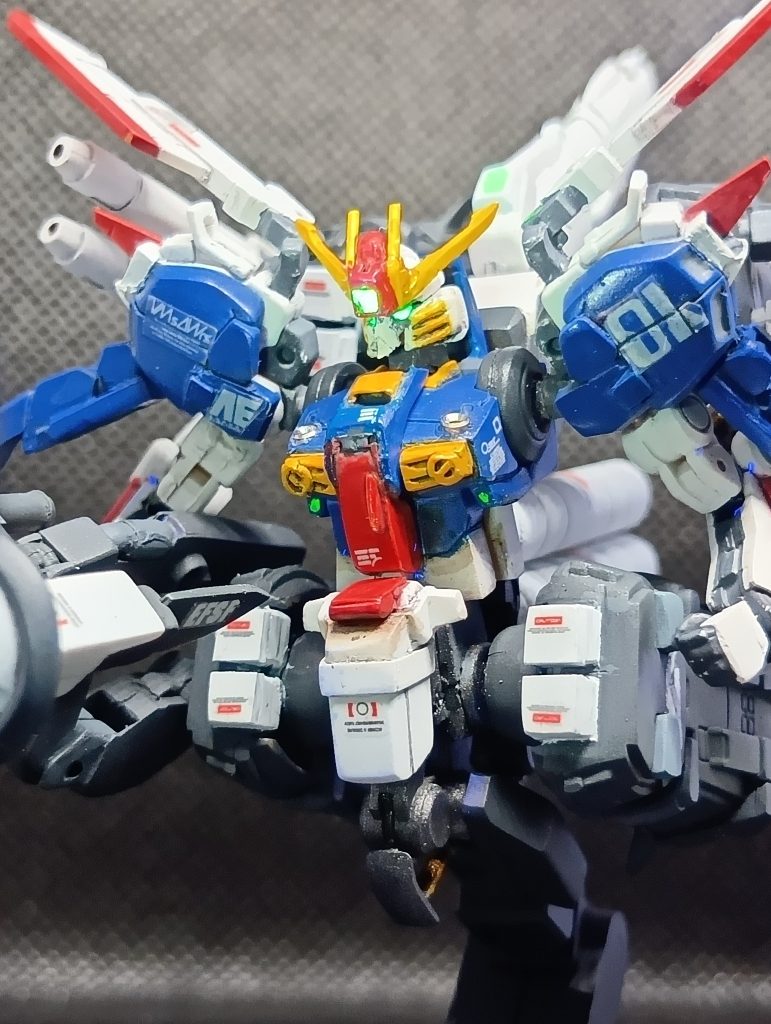 自分で拡大😅ザクキャノンは、両腕、腰から下、スタビライザー基部、肩のアーマー、スマートガンを保持するアームに使ってます腕はザクキャノンのままですが、塗ってしまえばどうということはない？デカールは学生時代に買ってた電ホビの付録のテトロンシールを貼ってます、勿体ないと思いましたが、ここで使わないと、死ぬまで使わないので