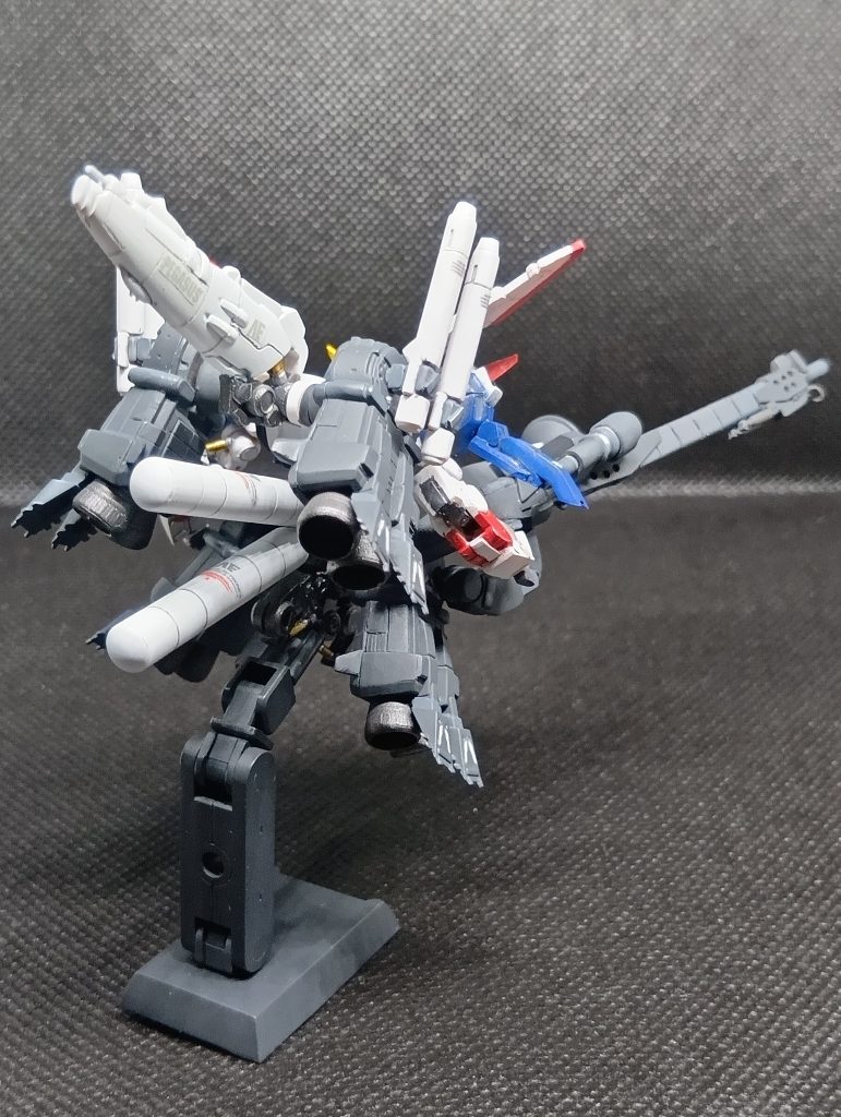 プロペラントタンクはプラパイプ機体は好きですが、パイロットはあまり好きではなかったりします😅顔も（キャラもカトキハジメさんデザイン？）、好きな方、申し訳ありませんm(__)m守備のオフショーらゼク・アインは、手練れ揃いで、超高速で突っ込んでくるSガンダムらに、ビーム回避しながらマシンガン当てまくってるのにビクともせず、オフショーが技術では圧倒的な性能差は埋められない事実を突き付けられるのは切ない∼時代に置いてかれそうな今の自分にも重なります😅