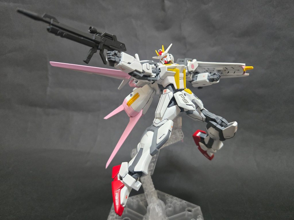 　EGストライクガンダムにオプションパーツのエールストライカーを付けて、オリジナルのカラーリングで塗装しました。