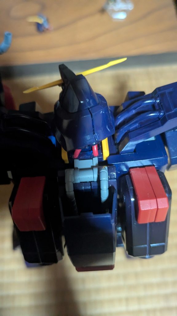 導線は、頭部後から、ボディに、赤い導線なので、ディテールとして。