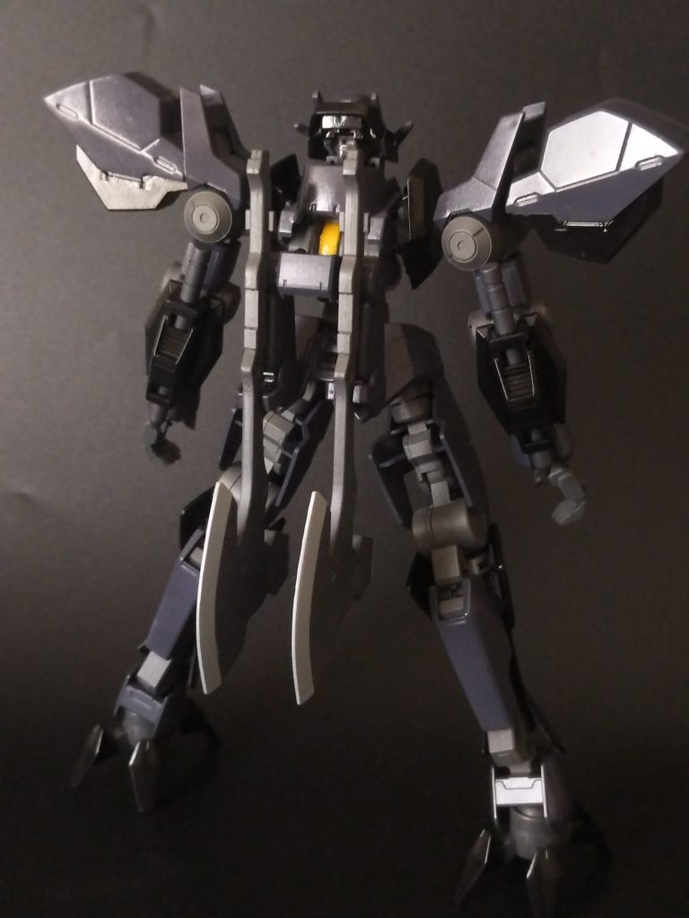 久しぶりの正面＆バック。どうするか悩んだ結果装甲を光沢、フレームや武器を艶消しに。デカールはピンと来なかったので貼りませんでした。