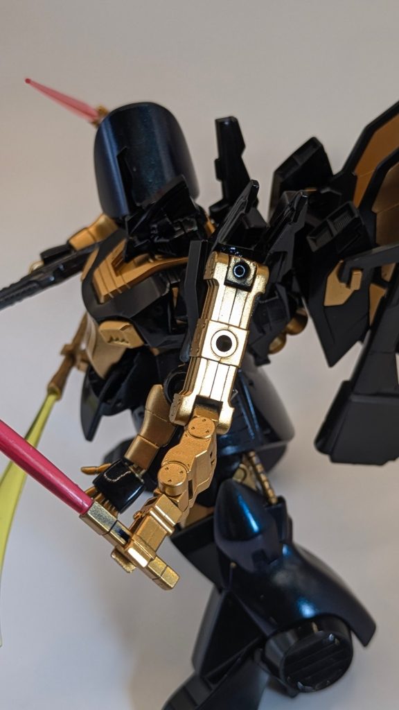 左肩部のサブアームは、コトブキヤキットを取り付け。