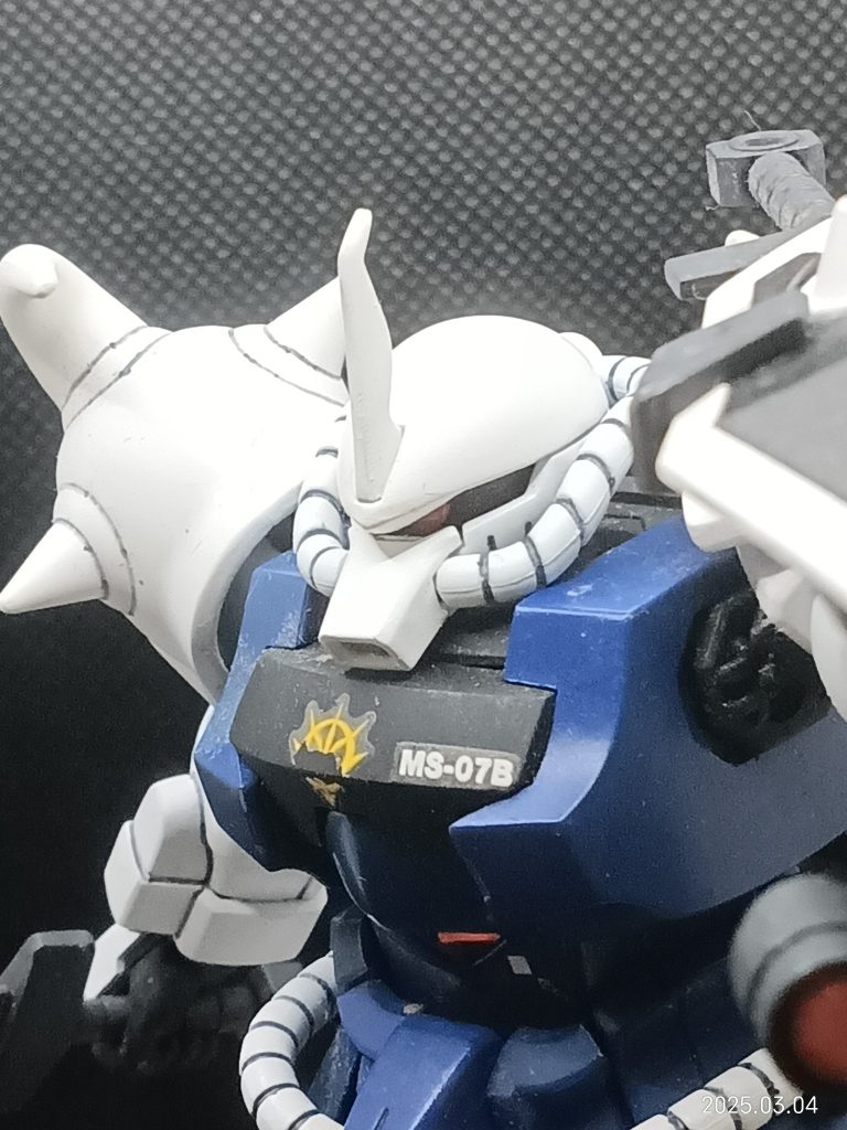 パテ盛りで目つきを悪くしたんですがガッツリ段差が出ちゃってますね……。あとデカールのシルバリングも酷い（；^ω^）
