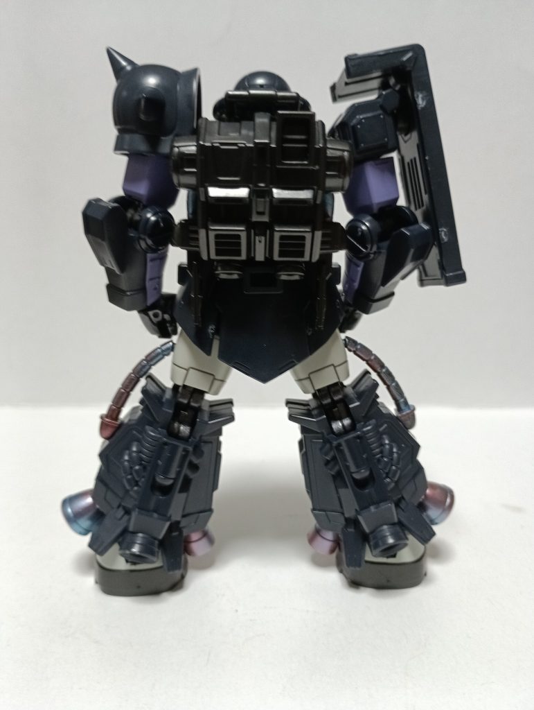 続いて背面。後のバーニアは切り落とすのが難しかったのと、パーツがなくなってしまったのでそのままです！ケッシテサボリジャナイヨ！バックパックも精密な造形で、整形色も綺麗なメタリックになっていますよ！！それではポージングいきましょう！！ちなみに武器は旧ザクのものを流用しています笑
