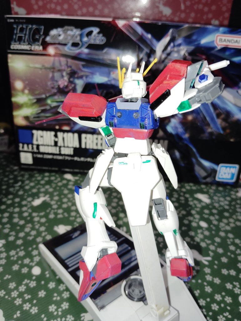 背部は基本的にフリーダムのままです。バックパック以外に小さなスラスターがついていたのが今作を作るきっかけだったりもします。