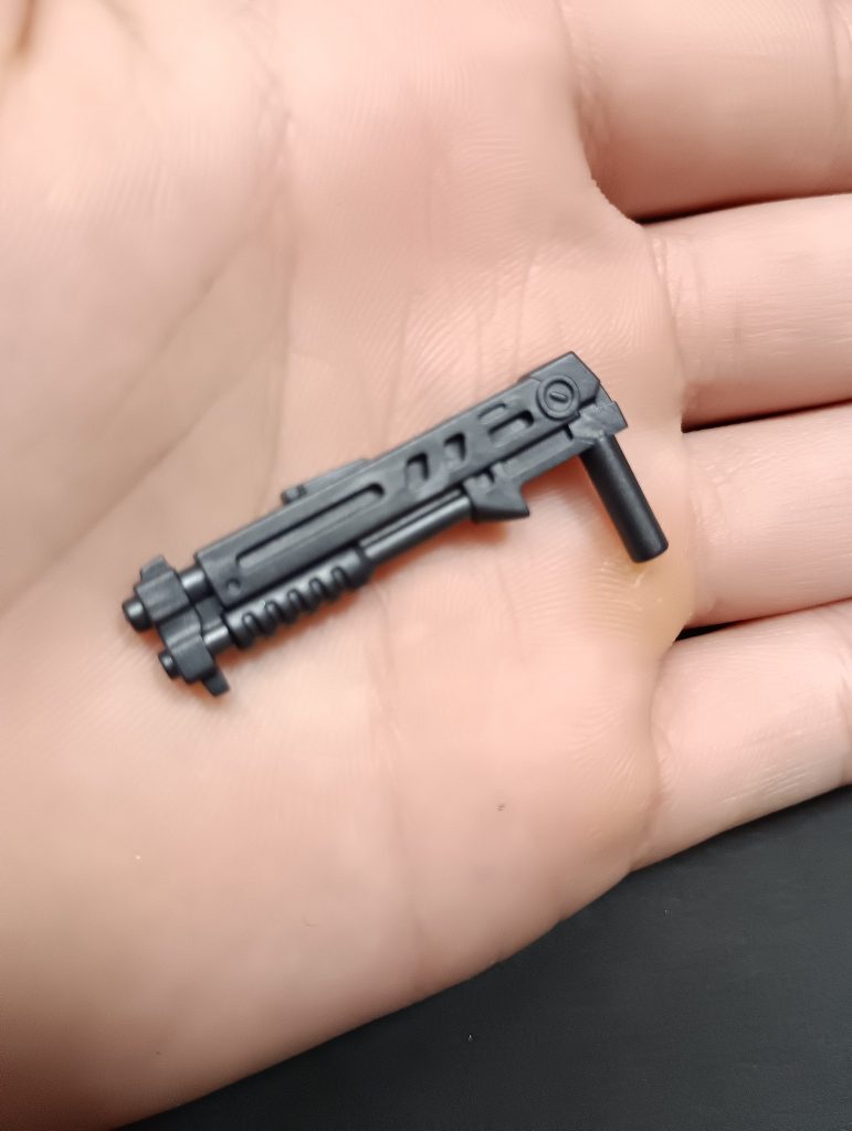 付属品は、名前が分からないのですが、銃ですね！にわかですいません…それではポージングいきましょう！！