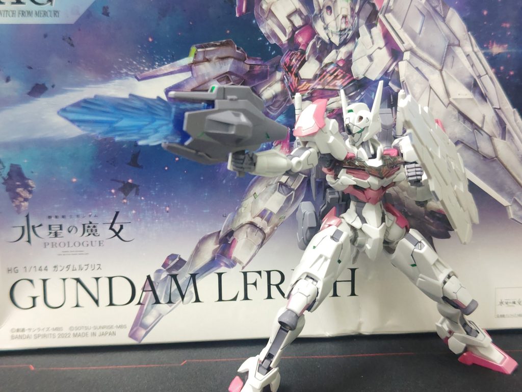 個人的にこの機体は淡くキラキラしたイメージを持っていたので、ピンク部分→TS-59 パールライトレッドホワイト部分→TS-65 パールクリヤー&nbsp;を全体的に使っております。アップで撮っても違いが分からなかったので載せません（笑）