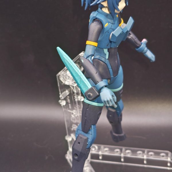 パワードふみなの本体が大分と出来てきた。武装も一部製作。ヘビーアームズが付けているアーミーナイフ風な武器で、付け替えなし展開できるように自作してみた。&nbsp;足を30mmの女性ロボのパーツを使用。左腕には製作途中の、自作のビームガトリング風な武器を付ける感じ。名付けた時に思ったが、ケロロ軍曹のパワード夏美に似てきた感じ。&nbsp;（2枚目）
