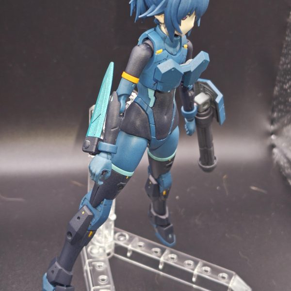 パワードふみな本体完成〜。ガンダムヘビーアームズをモチーフにナイフとガトリングを30mmパーツを使って自作。ガトリングの銃口がちょっと雑になったな〜。HGACのクリアカラーじゃないヘビーアームズ再販されてほしいね〜。後はあばたーふみなのアーマーを装備させよう。&nbsp;（2枚目）