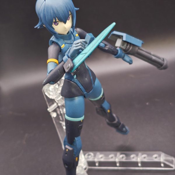 パワードふみな本体完成〜。ガンダムヘビーアームズをモチーフにナイフとガトリングを30mmパーツを使って自作。ガトリングの銃口がちょっと雑になったな〜。HGACのクリアカラーじゃないヘビーアームズ再販されてほしいね〜。後はあばたーふみなのアーマーを装備させよう。&nbsp;（4枚目）