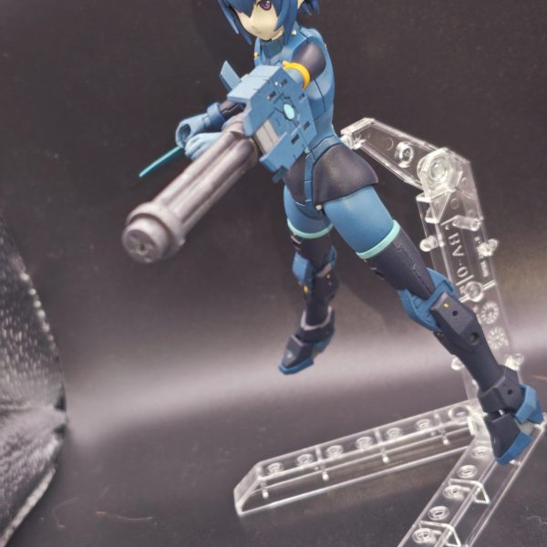 パワードふみな本体完成〜。ガンダムヘビーアームズをモチーフにナイフとガトリングを30mmパーツを使って自作。ガトリングの銃口がちょっと雑になったな〜。HGACのクリアカラーじゃないヘビーアームズ再販されてほしいね〜。後はあばたーふみなのアーマーを装備させよう。&nbsp;（5枚目）