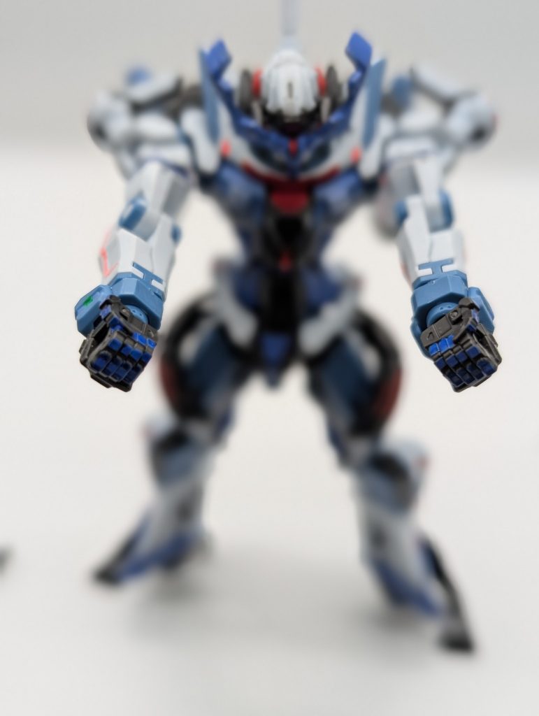ハンドパーツにオシャレ感がでるよう、ガンダムマーカーのガンダムブルーで塗装し、さらに水性ホビーカラーのクリアブルーを塗りました。マチュ用だと赤のほうが合うのかな？