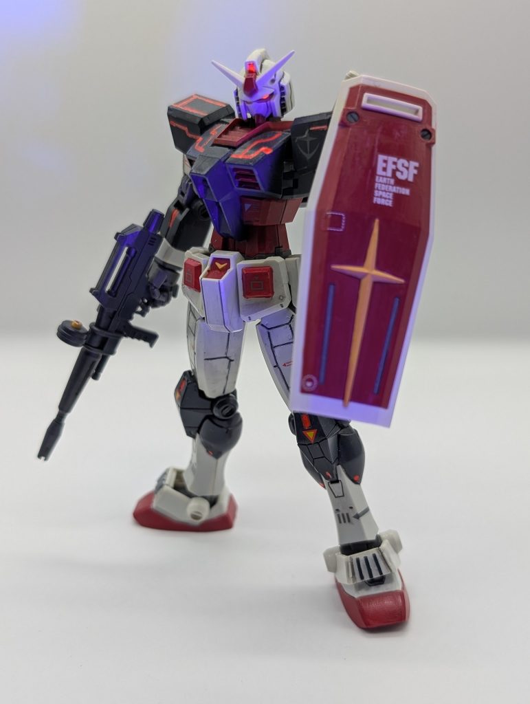 FrontシールドだけガンダムデカールDXセットのものを使用したのでちょっと違います。あとは先ほど乃スジ彫りやスミ入れ、脚パーツにはプラパンでプロトタイプガンダムっぽいディテールも追加してます。また顔のへの字スリット刃なくしました、好みです♪最後までご覧頂きありがとうございました♪