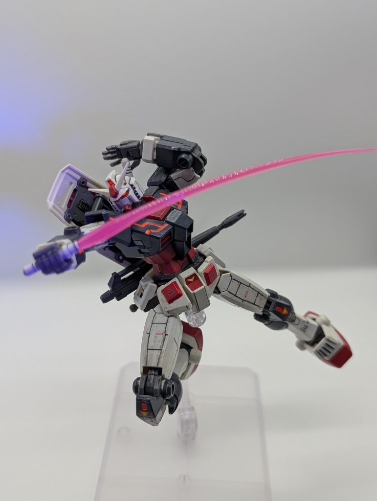 ビームサーベルは赤いガンダムのものを借りました。色合いからこちらのほうが良いかと思い選びました
