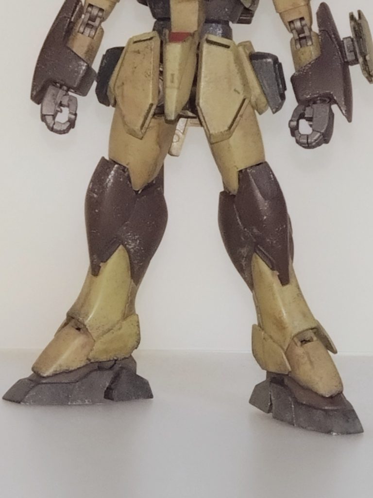 下半身。サイドアーマーにある追加パーツはEパックと想定してジャンク品からそれらしく追加、両面テープでくっつけているので着脱可能です。脚部はスポンジチッピングやタミヤウェザリンクマスターで汚しています。