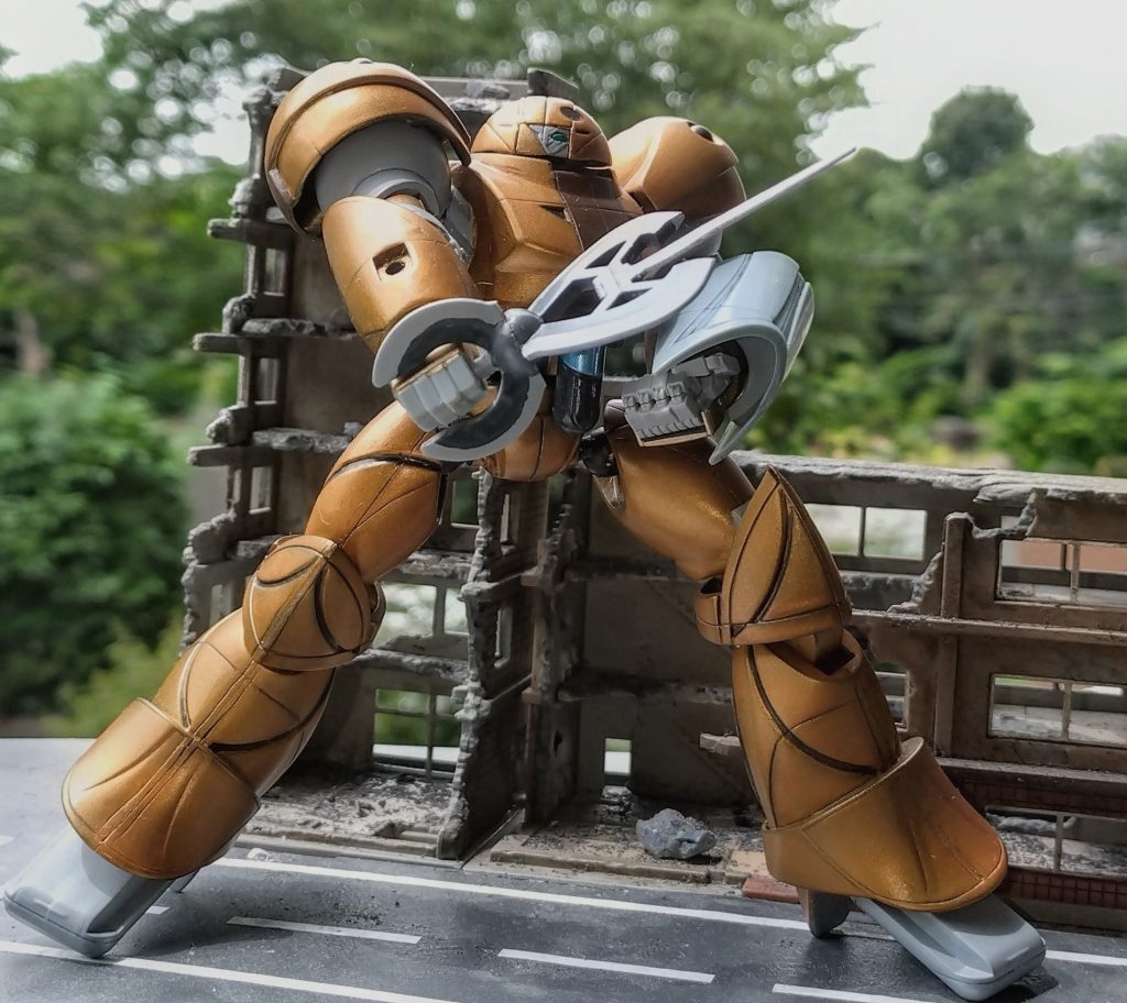 最後にパッケージと同じポーズ。以上スモー（ゴールドタイプ）でした。パイロットのハリー・オードはターンエーに登場したキャラの中でもかなり好きなキャラではありますが、トレードマークのあのグラサンを見た時、個人的にサイフに見えてしまったのを覚えています…😅皆さんから見た印象はどうでしょうか?最後まで見て頂いてありがとうございました。