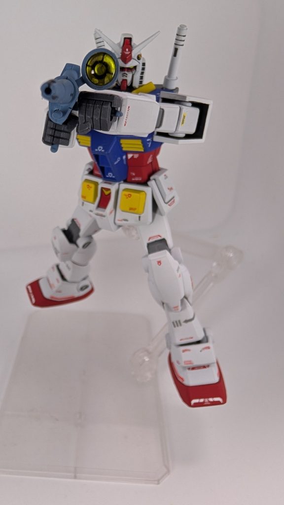 とりあえず両手でビームライフルを構えさせて(gundam-kao6)さすがに古いキットのせいか可動域はあんまりですね。てか今どきのはよく動きすぎですね。
