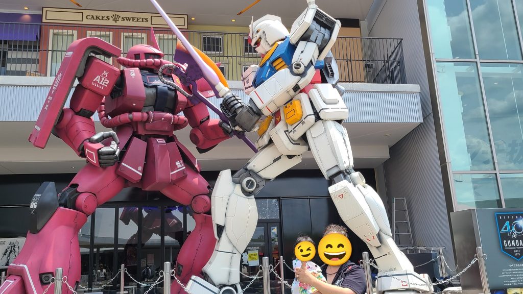 2021年、夏。千里中央のららぽーとCITYにて。この時は娘がまだ1歳で、プラモデルなんて作って部品を誤飲したりしたら…と思いガマンガマン！の日々当時「GUNDAM SQUARE」なる店舗があってコロナ禍でしたが、まずまず各種キットもありました。プラモデルの箱を眺めてたら嫁様が「なんか買ってあげようか？」の、ひと言。ガンプラの誘惑に負けそうになりましたが、やっぱり1歳の娘の事を考えるとガマン（笑）