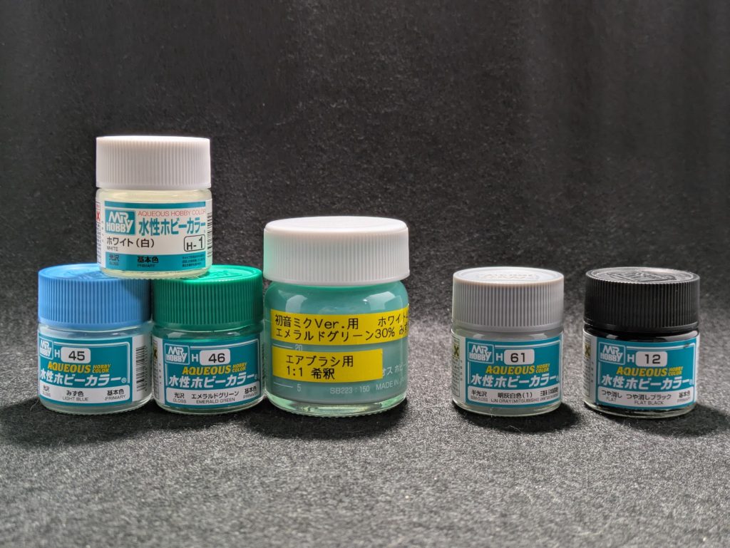 使用カラーは前回のHGUC ズゴック 初音ミクVer.と同様です。今回は定番加工程度にとどめて、マスキングはせずに各パーツ毎に塗装しています。ガシャポンのモビルスーツアンサンブル〜初音ミク color Ver.〜レベルで塗り分けしました。