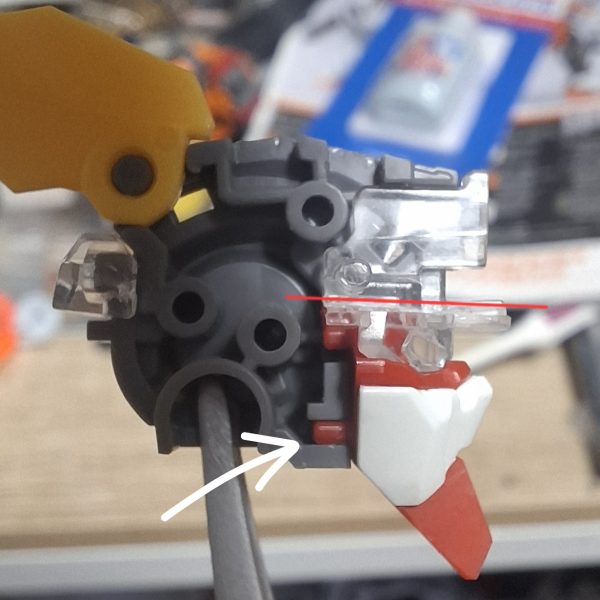 MG キュリオス製作していきます。まずは顔面整形。赤線と矢印のボス切り落として幅詰め。面長のシルエットを目付きの鋭い小顔に強制整形。（2枚目）