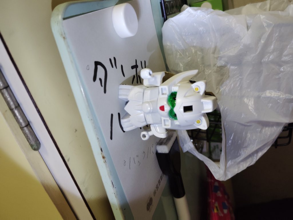 何の意図があるか分からないけど窪みが空いてたので仕込んだ