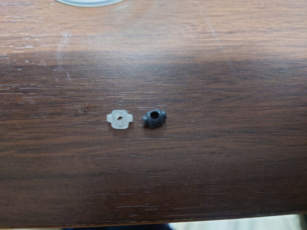 またしても妖怪パーツ隠しにイタズラされたので、レジンでポリキャップ複製してみた。固いけど一応使えるからいいか…おのれ妖怪！