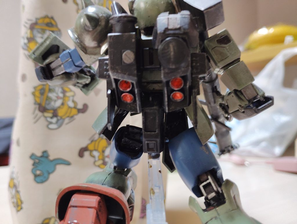 バックパックはνガンダムに高機動型ザクの部品を取り付けそれっぽく改造しました
