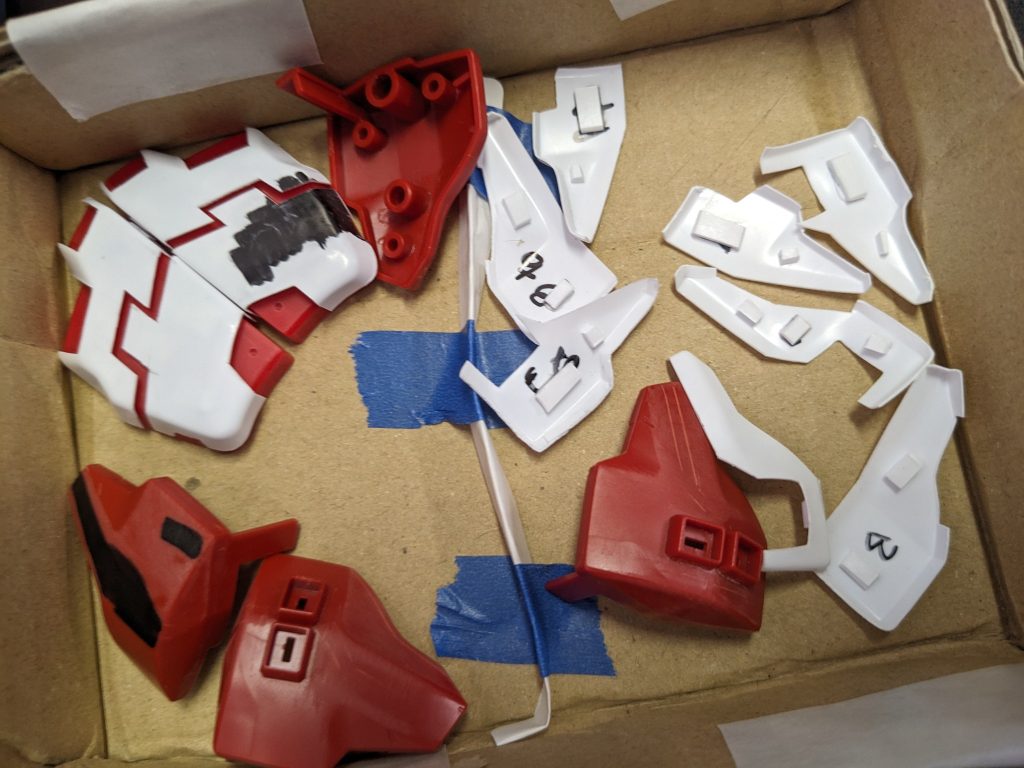 バキュームフォームで作ったパーツを切断してパーツ裏に下駄を履かせてみました。ここで注意はプラバンが薄いと接着剤の影響で接着面が溶けてしまい表に影響が出ます。溶かすタイプの接着剤はやめておいたほうがいいです。ちなみに本体との接着は木工用ボンドを使いました。硬化までに時間がかかりますので、接着位置の微調整をする時間が稼げてちょうど良かったです。
