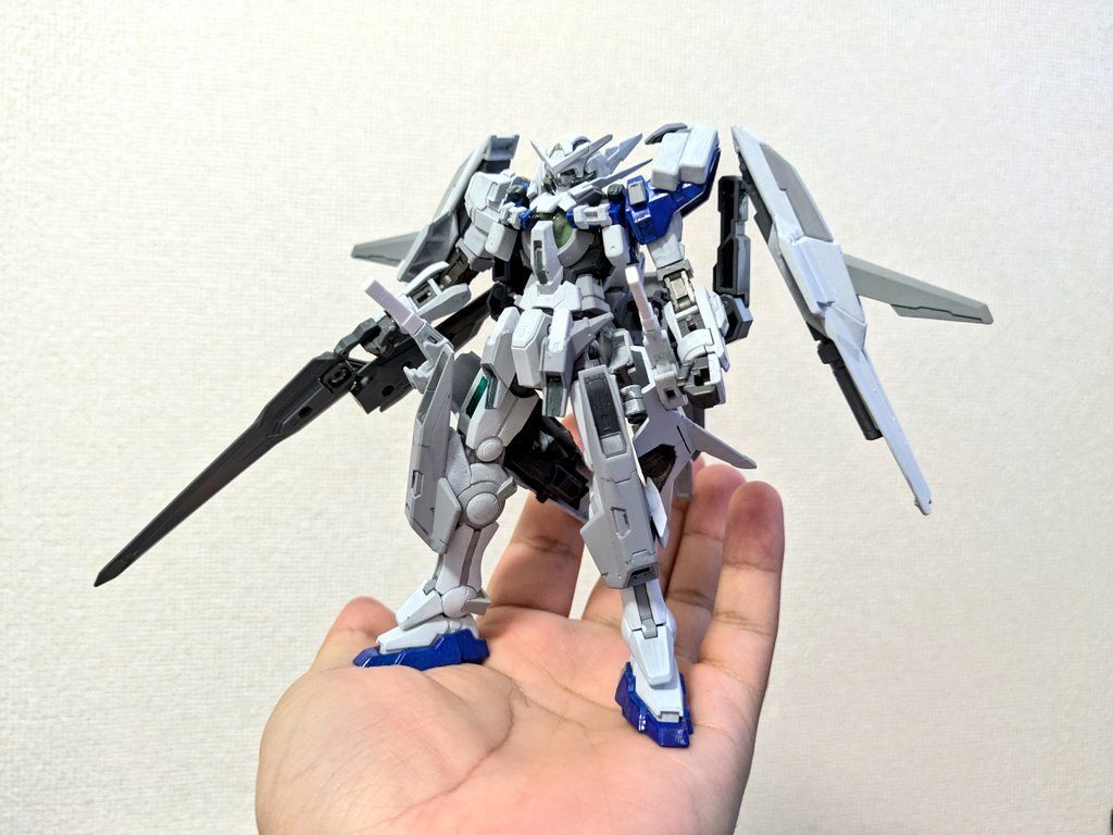 アストレアディケーACT2腰に追加ユニットを装備させた姿腰部分にはコアガンダムのバックパックを移植してるので他のガンダム再現用ユニット！とか作ってみるのも面白そうです(まぁ、他のは転売でしか買えないので作りませんが(´・∀・｀)ﾍｯ)