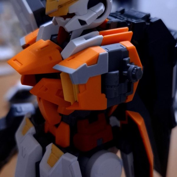 素組完成と各部ディテールアップ。プラ板及びスジボリで装飾していきます。（2枚目）