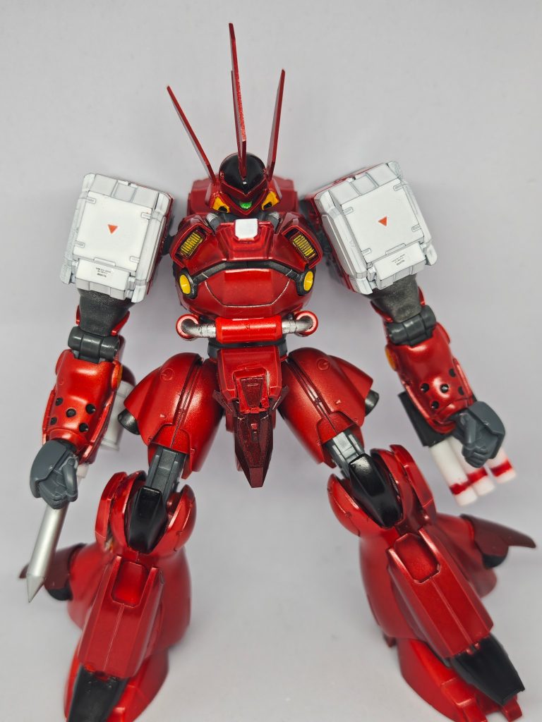 両肩のミサイルランチャーはM.S.Gのもので関節はボールデンアームズのボールジョイントを移植しました。頭部もプラ板でセンサーなどを増設しました。ほぼまんま『ア〇トア〇ゼン』です。装甲強化などジャンクパーツを接着しました。