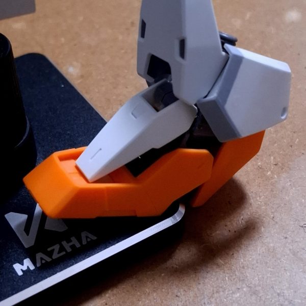 素組完成と各部ディテールアップ。プラ板及びスジボリで装飾していきます。（5枚目）
